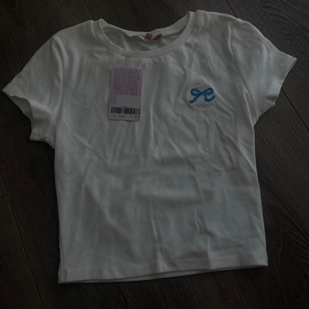 EMBROIDERED BOW TEE
